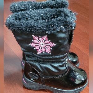 EUC Totes Juno Snowflake Winter Boots